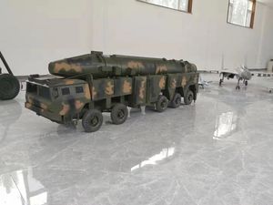 導(dǎo)彈發(fā)射車模型制作工廠，軍事模型定制廠家