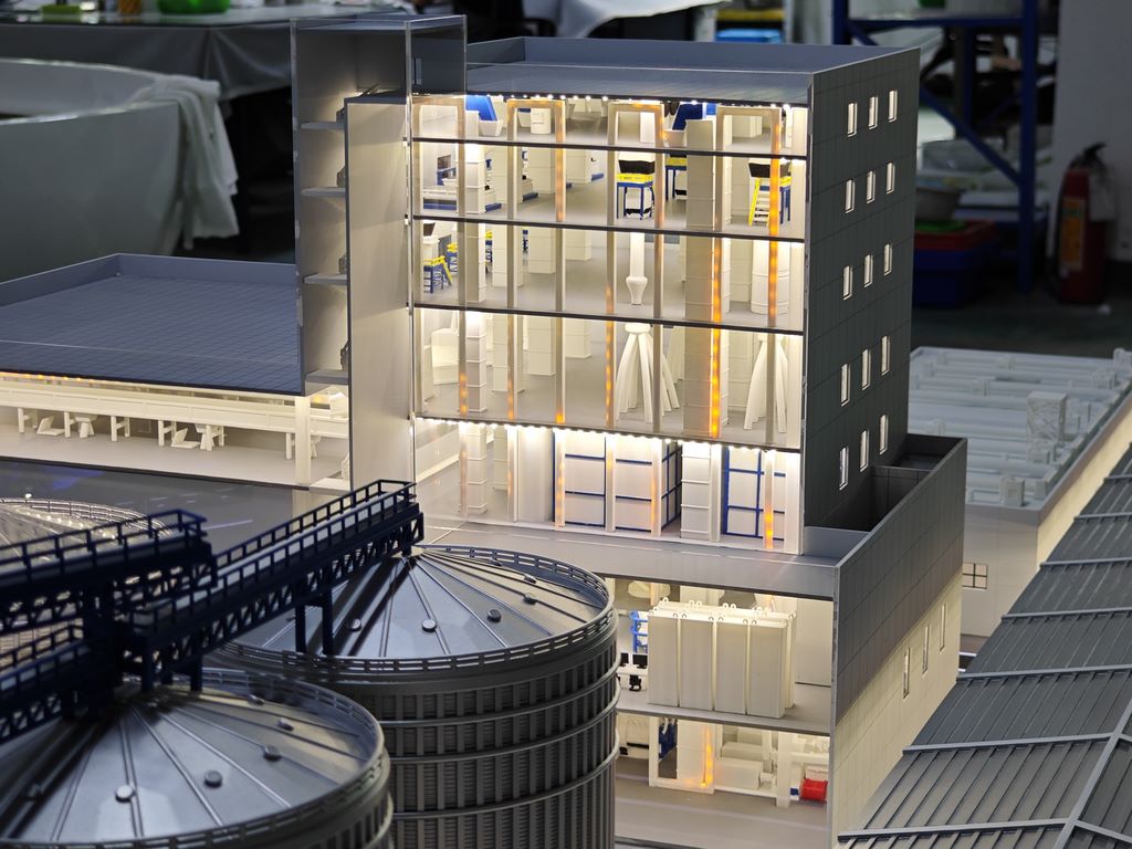 Industrial plant building model making suitable for exhibition display
