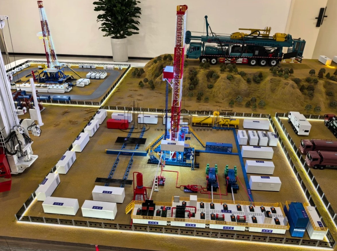 煤层钻井压裂设备运作场景沙盘3 - 1K JPEG.jpg