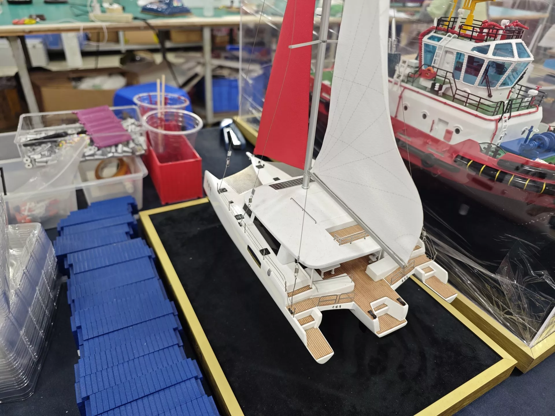 双体帆船模型制作厂家 双体风帆游艇展示模型定制工厂
