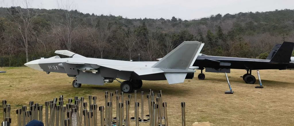 歼31战斗机模型制作工厂,军事主题公园展示模型定制厂家