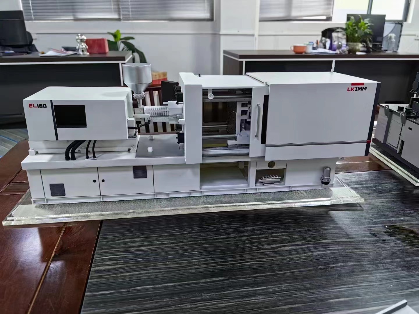 3D打印的注塑机模型.jpg